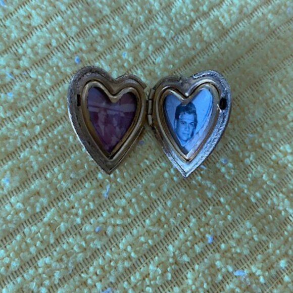 Vintage * Brushed GOLD HEART w PEARL& 3 Leaves LOCKET Pendant * holds 2 photos - Picture 6 of 6